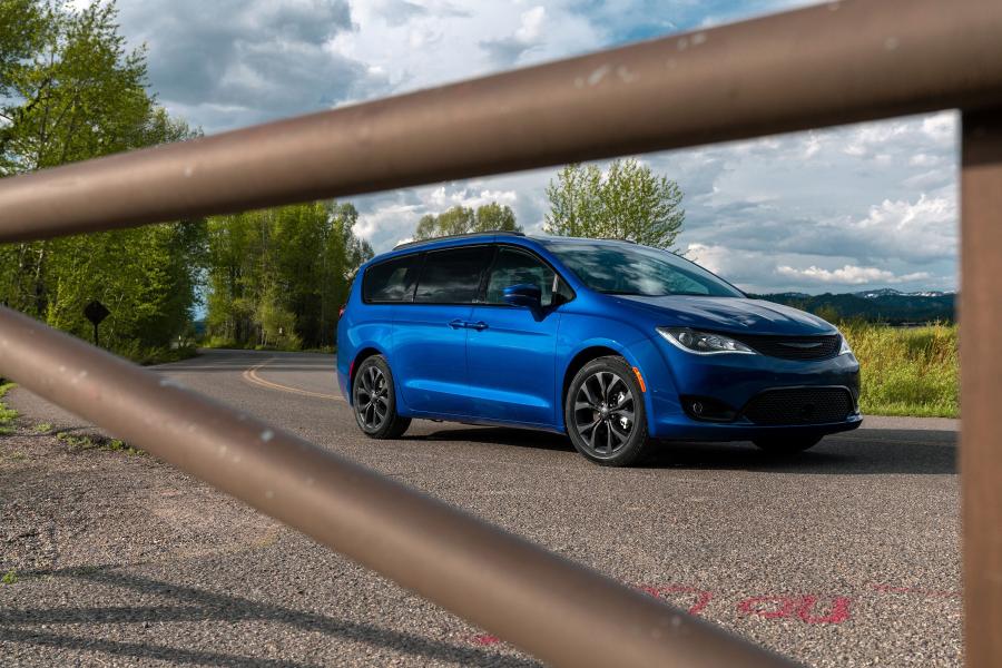  Chrysler Pacifica Limited S Appearance Package (RU) 2017 года  (фото 18 из 40)